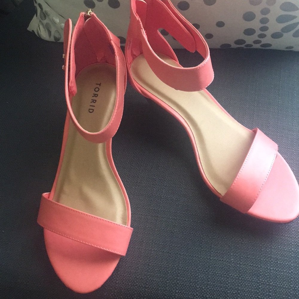 Torrid 9w pink wedges